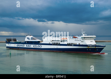 Le bateau ferry Grandi Navi Veloci (Tenacia de Palerme) qui entrent dans le port de Livourne, Italie Banque D'Images