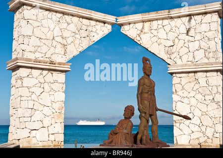 Mexique, Cozumel. Maya Heritage Monument et bateau de croisière, San Miguel, Isla Cozumel, île de Cozumel. Banque D'Images