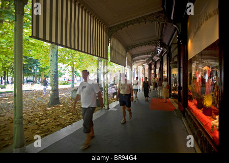 Les touristes se promenant dans la galerie marchande en forme de fer à cheval, à Vichy ( shoppers shopper). Banque D'Images