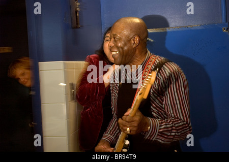Portrait de Buddy Guy playing guitar Banque D'Images
