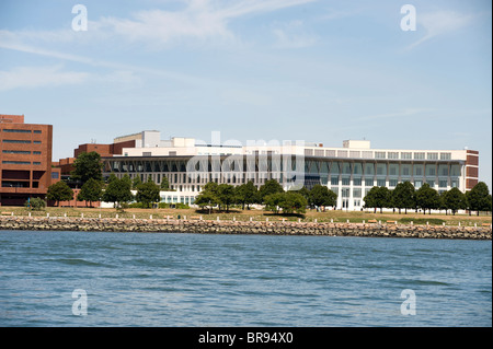 Le John F. Kennedy Library comme vu du port Banque D'Images