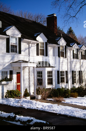 Maison de banlieue dans la neige Banque D'Images