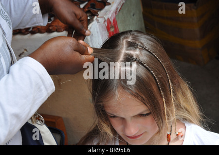 Onze ans, fille d'avoir ses cheveux tressés en Sal, Cap-Vert Banque D'Images