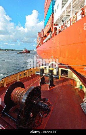 Fort Lauderdale, Pt. Everglades, Florida, USA. McAllister Towing remorqueurs assistant container ship Banque D'Images