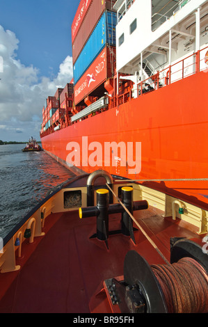 Fort Lauderdale, Pt. Everglades, Florida, USA. McAllister Towing remorqueurs assistant container ship Banque D'Images