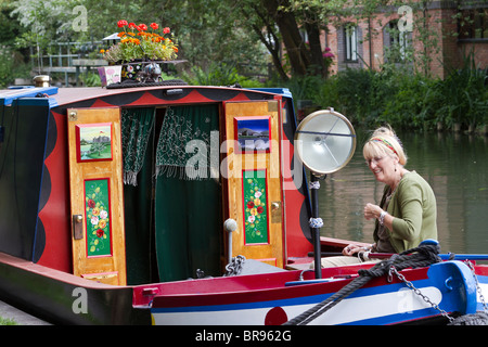 Newbury UK Woman Sitting in Barge Banque D'Images