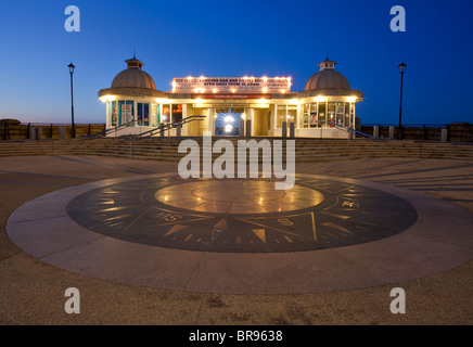 Jetée de Cromer illuminée la nuit sur la côte de Norfolk Banque D'Images