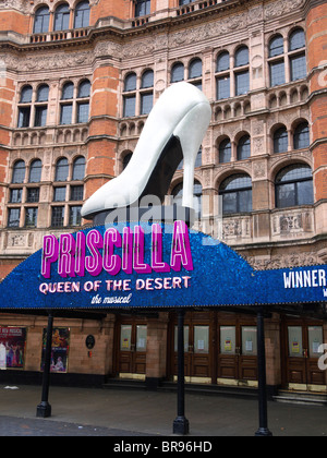 Entrée du Palace Theatre montrant Priscilla Queen of the Desert Shaftesbury Avenue London UK Banque D'Images