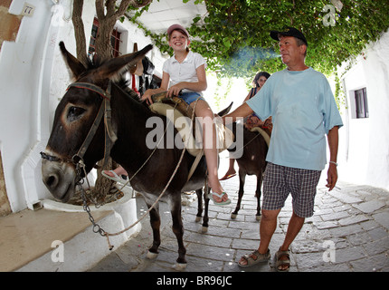 Les touristes à cheval des ânes dans Lindos Rhodes Iles grecques Grèce Hellas Banque D'Images