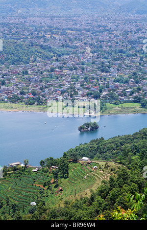 Vue sur le Lac Phewa et la ville, Pokhara, Népal Banque D'Images