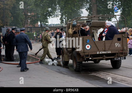 Hommage aux années 40 avec reconstitutions de la vie civile dans la seconde guerre mondiale et le sauvetage de l'armée à Dunkerque Banque D'Images