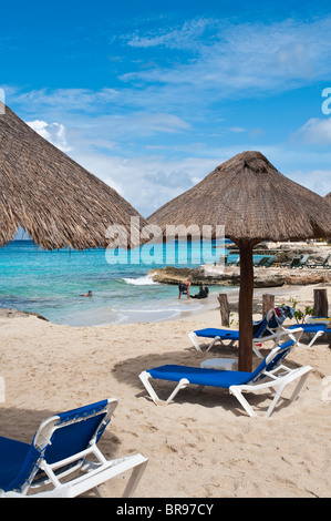 Mexique, Cozumel. Mexique, Cozumel. Parasols de plage Playa Azul Hotel, San Miguel, Isla Cozumel, île de Cozumel. Banque D'Images