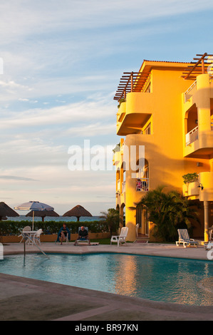 Mexique, Cozumel. Piscine à l'hôtel Playa Azul, San Miguel, Isla Cozumel, île de Cozumel. Banque D'Images