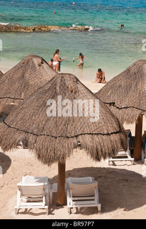Le Mexique, Cozumel. Des parasols sur la plage de l'hôtel Park Royal Cozumel, Isla de (l'île de Cozumel). Banque D'Images