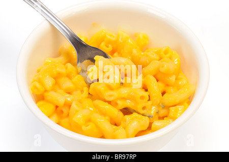 Blanc un bol rempli de macaroni au fromage avec une cuillère sur fond blanc. Banque D'Images