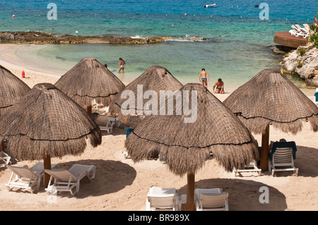 Mexique, Cozumel. Parasols sur la plage du Grand Park Royal Hotel, San Miguel, Isla Cozumel, île de Cozumel. Banque D'Images