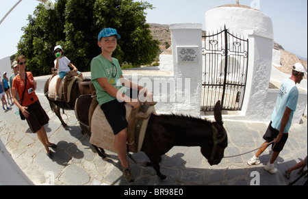 Les touristes à cheval des ânes dans Lindos Rhodes Iles grecques Grèce Hellas Banque D'Images