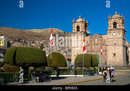 Cathédrale catholique de style baroque, la Basilique de San Carlos Borromeo, sur la Plaza de Armas, Puno, Pérou. Banque D'Images