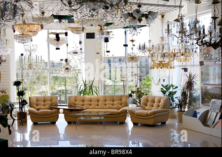 Diverses lampes, meubles et autres marchandises à un magasin d'accessoires de maison Banque D'Images