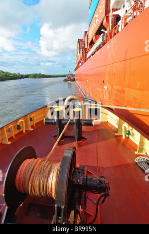 Fort Lauderdale, Pt. Everglades, Florida, USA. McAllister Towing remorqueurs assistant container ship Banque D'Images