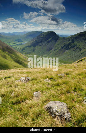 Vue depuis le bas du pied Mosedale Vallée vers Yewbarrow dans le Lake District Banque D'Images