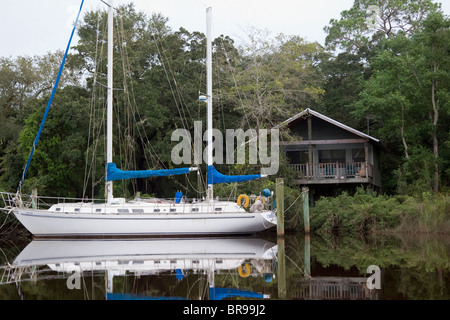 Un grand voilier privé attaché jusqu'à l'extérieur d'une station d'accueil sur le Bayou Bayou La Batre, en Alabama Banque D'Images