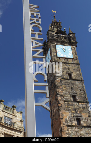 Péage Steeple et panneau Merchant City, Glasgow Cross, Glasgow Scotland, Royaume-Uni Banque D'Images