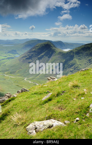 Vue depuis le bas du pied Mosedale Vallée vers Yewbarrow dans le Lake District Banque D'Images