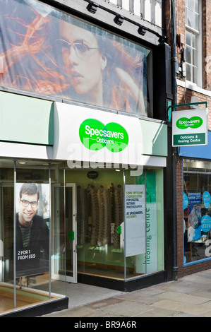 Opticien Specsavers dans le centre-ville de Chester, Cheshire, Angleterre, RU Banque D'Images