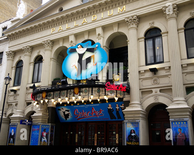 Façade du London Palladium montrant Sister Act Argyll Street London UK Banque D'Images