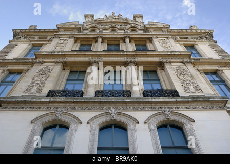 L'un des nombreux bâtiments ornés d'architecture qui peuplent la belle ville de Paris, France. Banque D'Images