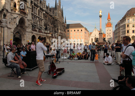 Les amuseurs publics sur Le Marienplace (Marienplatz) à Munich Banque D'Images