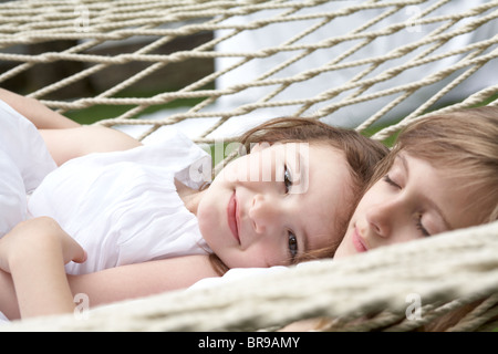 Les soeurs se reposant dans un hamac Banque D'Images