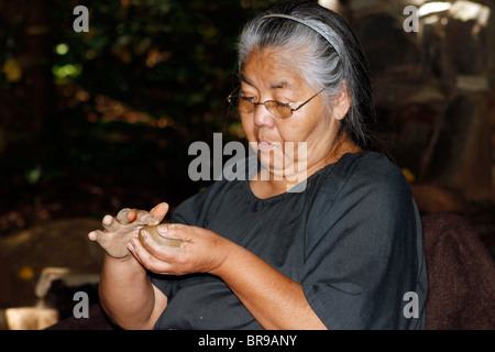 Un artisan Cherokee Village Oconaluftee à poterie fait, Cherokee, Caroline du Nord. Banque D'Images