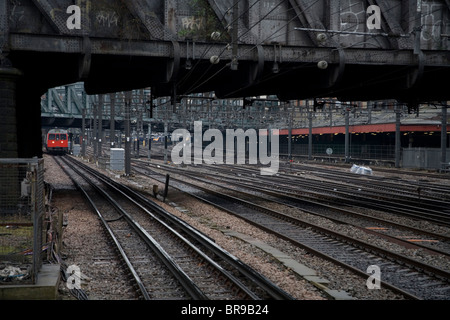 Train approchant Tube Station Westbourne Park sur les voies sous le pont Banque D'Images