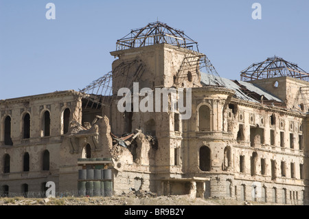 Darul Aman (ancien Palais Royal palais Russe à Kaboul, Afghanistan) après avoir été attaqué. Banque D'Images