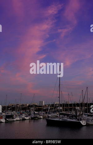 Lever du soleil la création de nuages au-dessus de la danse d'un port de plaisance à La Rochelle, France Banque D'Images