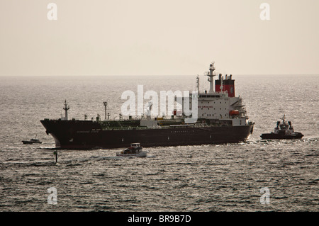 Port Everglades, Florida, USA. Pétrolier, avec l'aide d' État du soleil de Seabulk Towing tug, New River. Banque D'Images