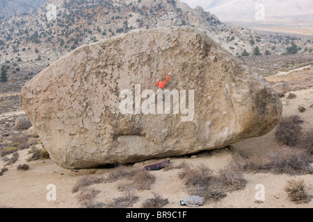 Rock climber dans l'Buttermilks près de Bishop en Californie. Banque D'Images