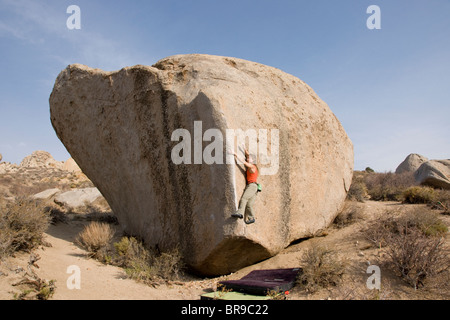 Rock climber dans l'Buttermilks près de Bishop en Californie. Banque D'Images