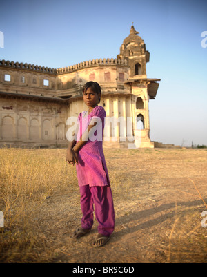Une jeune fille se tient près d'un temple Orchha Madhya Pradesh en Inde. Banque D'Images