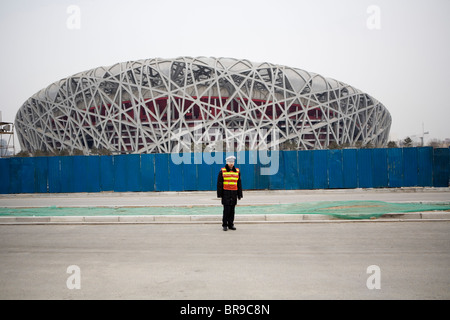 Un garde devant le stade olympique de Pékin en Chine. Banque D'Images