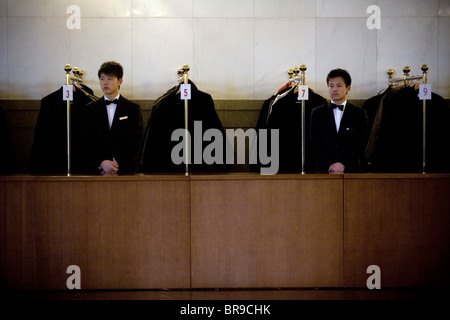 Les domestiques à un vestiaire à Beijing Chine dans le Grand Hall du Peuple. Banque D'Images