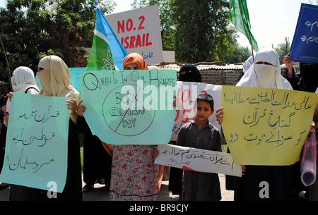 Les femmes voilées des partisans du Jamat-e-Islami (JI) protestent contre la profanation du Saint Coran au cours de "Hurmat-e-Quran Banque D'Images