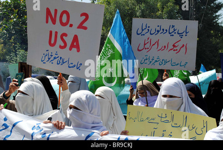 Les femmes voilées des partisans du Jamat-e-Islami (JI) protestent contre la profanation du Saint Coran au cours de "Hurmat-e-Quran Banque D'Images