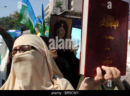 Les femmes voilées des partisans du Jamat-e-Islami (JI) protestent contre la profanation du Saint Coran au cours de "Hurmat-e-Quran Banque D'Images