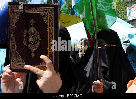 Les femmes voilées des partisans du Jamat-e-Islami (JI) protestent contre la profanation du Saint Coran au cours de "Hurmat-e-Coran" Banque D'Images