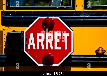 Un panneau d'arrêt sur un autobus scolaire. Banque D'Images