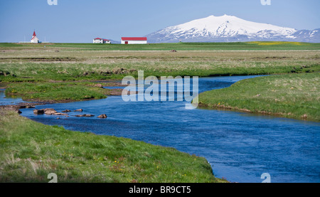 Vue de la ferme islandaise, avec volcan Snaefellsjokull dans la distance. Banque D'Images