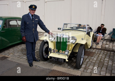 Hommage aux années 40 avec reconstitutions de la vie civile dans la seconde guerre mondiale et le sauvetage de l'armée à Dunkerque Banque D'Images